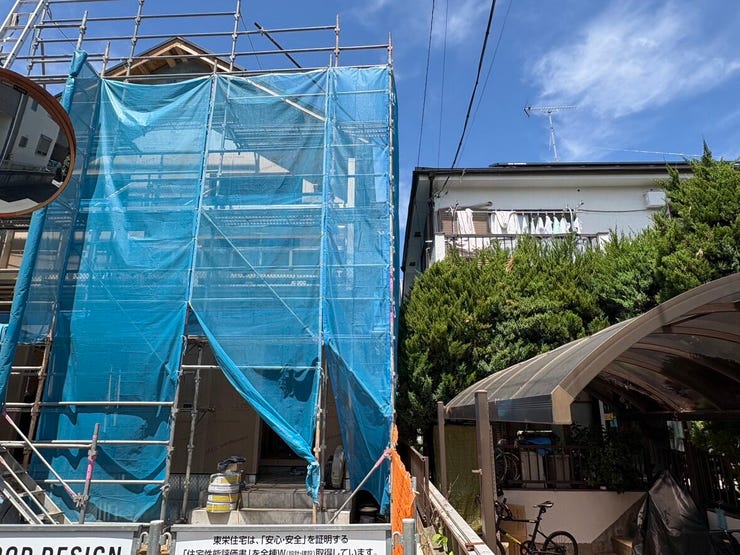 青空を背に、住まいの骨組みがしっかりと立ち上がっています。隣地との間隔も程よく保たれており、光や風が家の中へ心地よく入り込むような、開放感あふれる暮らしがここから始まります。