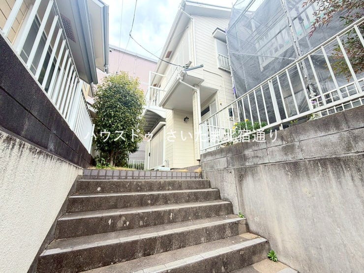 【外観】
【中古戸建 緑区東浦和9丁目】
東浦和駅まで徒歩約18分の好立地!閑静な住宅街で小学校も徒歩約3分!住まい探しはハウスドゥ北宿通りにお気軽にお問い合わせください!