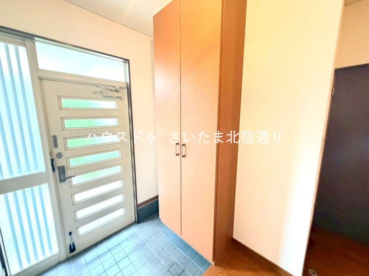 【ENTRANCE】
白を基調としたシンプルでおしゃれな玄関周り。