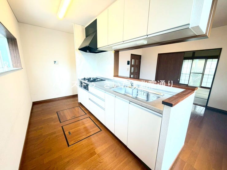【KITCHEN】
広々としたカウンターキッチンでLDKを見渡せます!