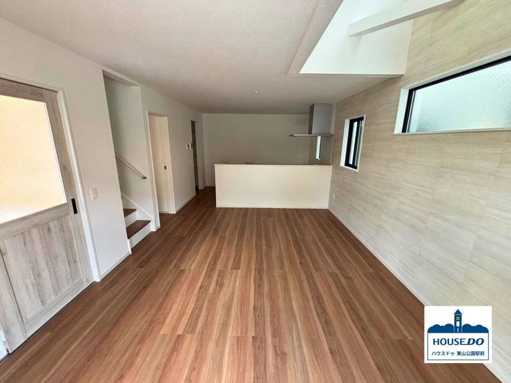 キッチンは、リビング・ダイニングを見渡せる対面式だから、料理中も家族との時間を大切にできます。
LDKは約17.7帖とゆとりの広さです。