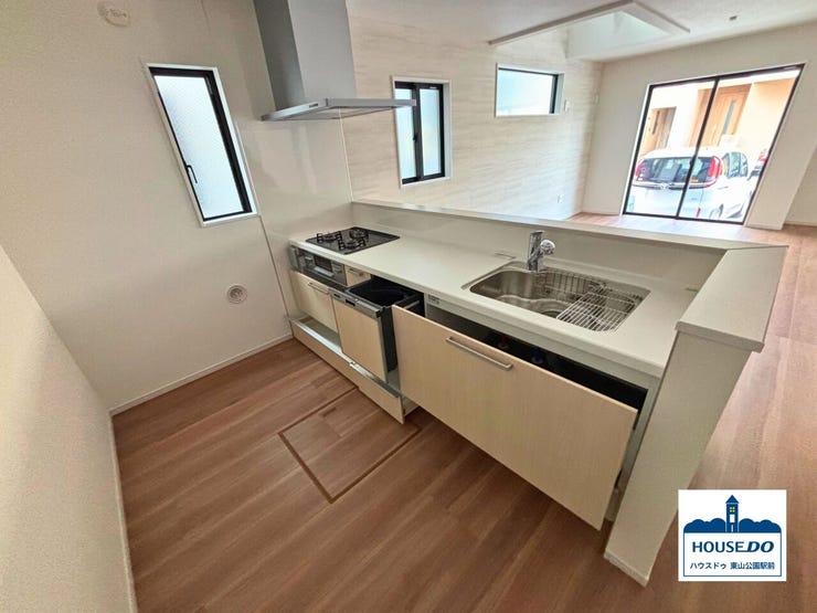 食洗機、ワイドなシンク、三口コンロなど最新設備を搭載したキッチンは、作業効率を大幅にアップします!