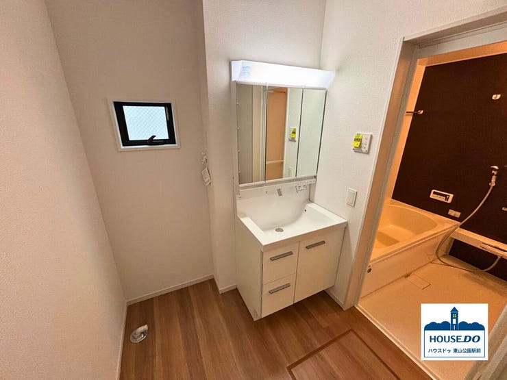 清潔感のある独立洗面台を備えた洗面所と、使い勝手の良い脱衣スペース。朝の身支度も快適に行えます。