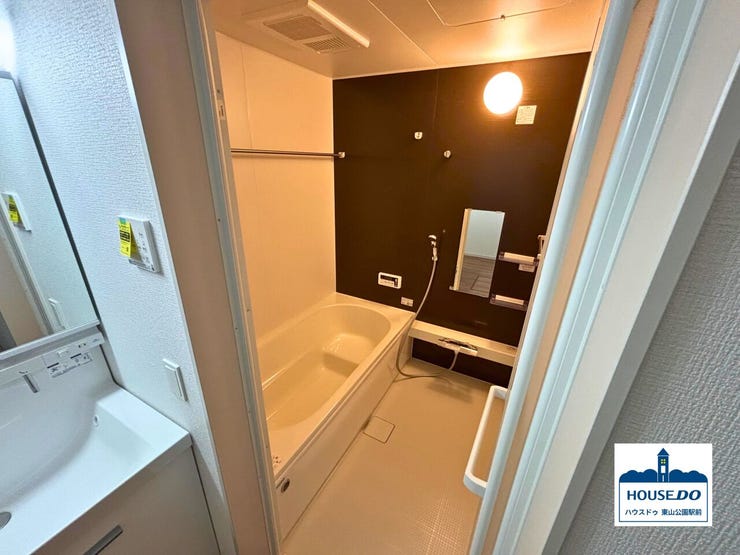 白や木目調を基調とした落ち着いた空間でゆったりとバスタブに浸かり、1日の疲れを癒してください♪
寒さに優しい浴室暖房、雨の日のお洗濯をサポートする浴室乾燥システム付きです。