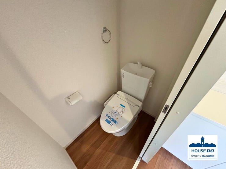 玄関横にあるトイレは、最新の温水洗浄機能で、いつでも清潔・快適!