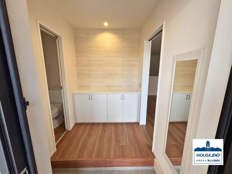 玄関には姿見があり、お出かけ前の最終チェックもラクラク。忙しい朝でもスムーズに身支度が整います。
シューズボックスも完備しています。