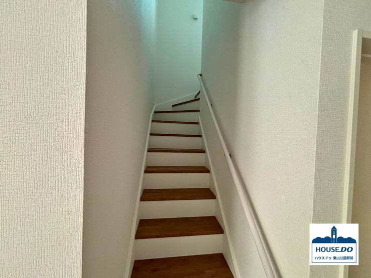 一階から2階へと登る階段のようす。