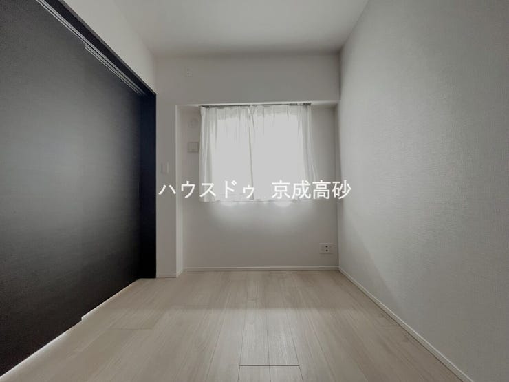 家族一人ひとりの大切なプライベート空間。趣味に合わせて使って頂けるようシンプルに仕上げてあります。暮らし心地を大きく左右する収納をしっかり確保した使い勝手のいいお部屋です。