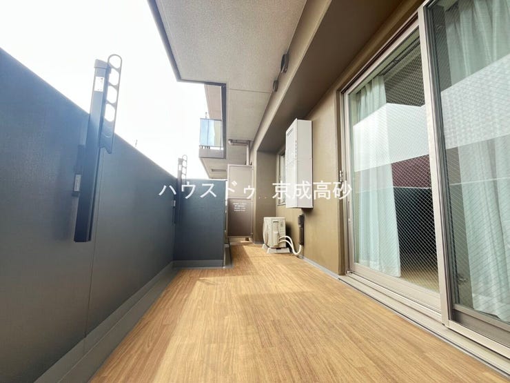 暖かい陽ざしが差込むバルコニー。晴れた日には洗濯物が良く乾きます。風通しも良好です。