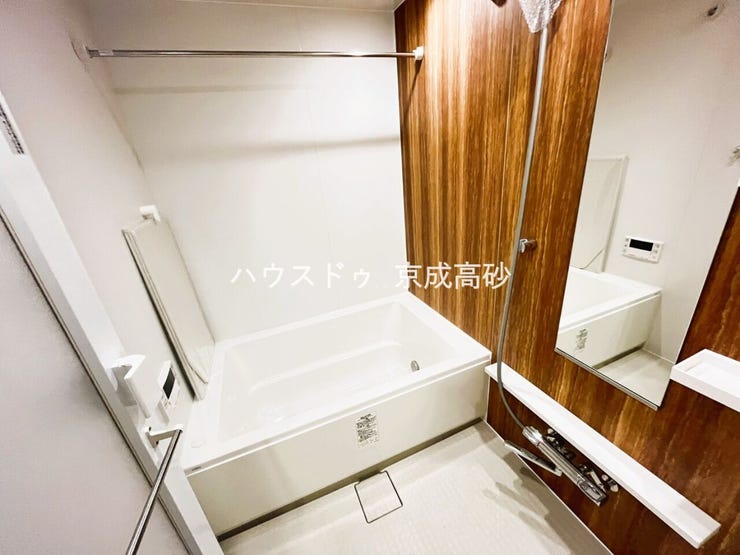広い浴槽で足を伸ばせば1日の疲れも癒されます。落ち着いた雰囲気で、毎日のバスタイムが楽しみになりそうです。