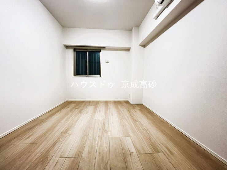 リビングで楽しく過ごした後はゆっくりくつろぐ時間を満喫できます。過ぎ行く時間をゆったりと感じることができる落ちついたプライベートルーム。静かな環境でリラックスタイムを愉しんで。