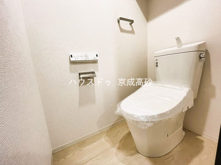 お掃除しやすい素材と機能にこだわったトイレはいつまでもキレイが続きます。少ない水量で洗浄できる、環境にもお財布にもやさしいエコなトイレです。