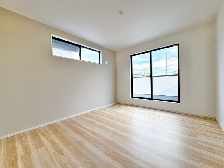 こちらのお部屋からもバルコニーへ出られます。大きな窓から光が差し込む洋室です。外とのつながりを感じられるため開放感も◎。お洗濯物を干す際のスムーズな家事動線としても重宝しそうな空間です。