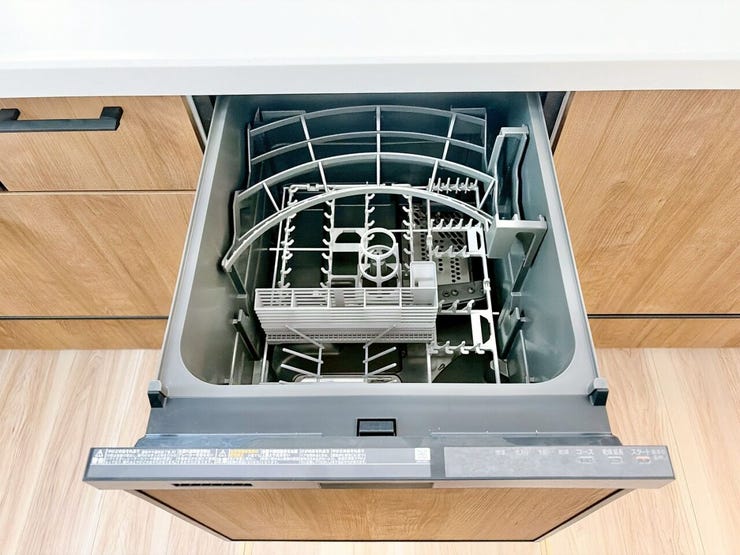家族全員の使った食器はまとめて食洗機へ!家事の時短にはありがたい設備ですね。食後の面倒な後片付けを任せることで、夜の自由時間がグッと増え、ご家族でテレビを見たり団らんしたりする時間を楽しめます。