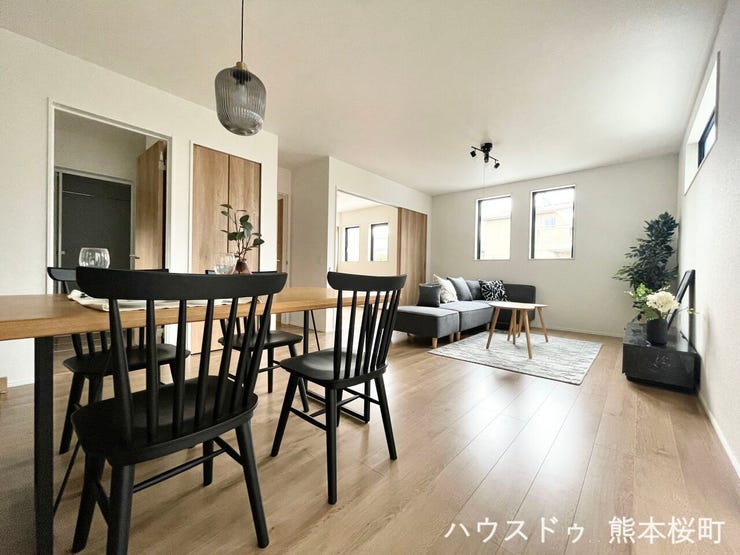 ■安らぎと笑顔の中心地■陽光が優しく降り注ぎ、会話が自然と弾む。ここでは、毎日が特別な時間へと変わります。