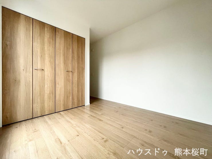 ■2階5.5帖洋室■寝室、書斎、趣味の部屋。家族の成長やライフスタイルに合わせ、様々な使い方ができる快適な空間です。