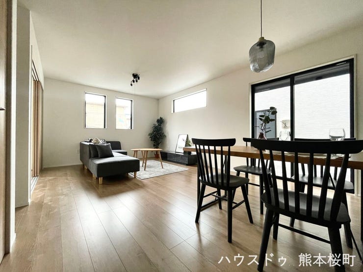 ■安らぎと笑顔の中心地■陽光が優しく降り注ぎ、会話が自然と弾む。ここでは、毎日が特別な時間へと変わります。