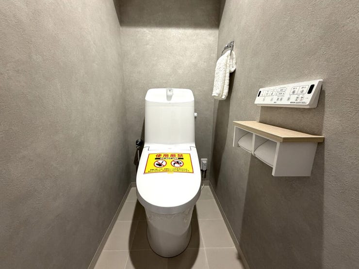 ウォシュレット付トイレ♪ドアノブを常に綺麗な手で触ることができます☆上部に棚があるので、ストックのトイレットペーパーなど置けて便利☆壁掛リモコン操作のため楽な姿勢で操作ができます☆