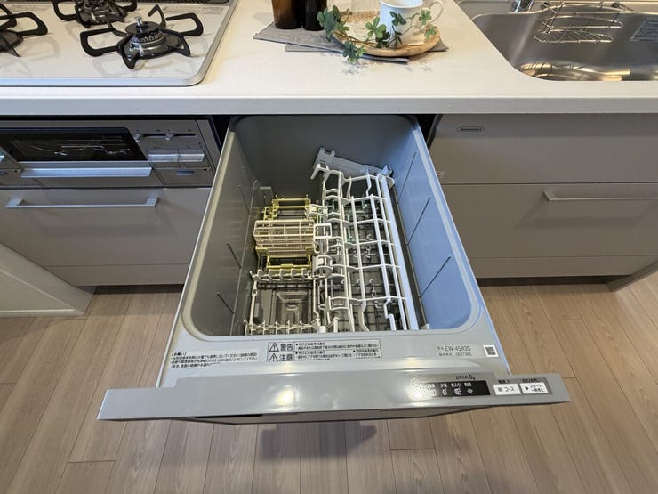 洗い物に時間を拘束されない食洗機♪高温で洗う為すっきりするので肉などの油汚れやバターなどさっぱりと洗いあがり、片づけが苦になりません☆上から楽な姿勢で食器を出し入れできるスライドオープンタイプ☆