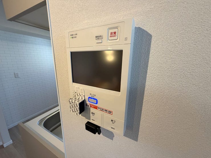 来訪者をTVモニターで確認でき防犯面も安心なTVモニター付インターホン♪玄関と室内に警報音で非常事態を知らせる非常ボタン付☆