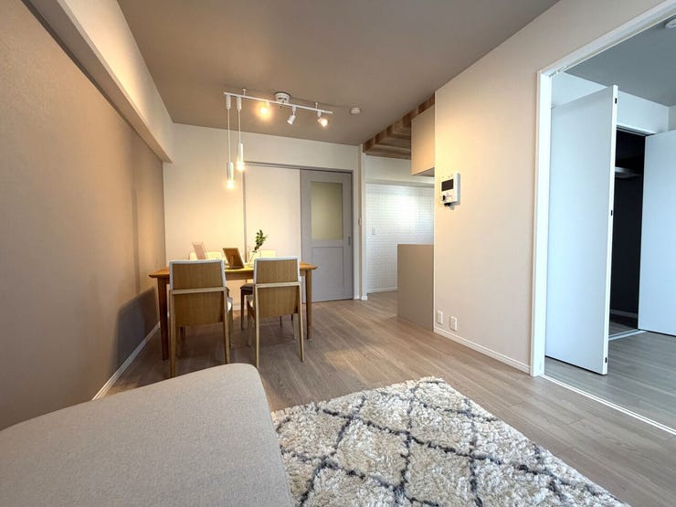 約12帖LDKは縦長リビングなので家具を配置しやすい♪住戸に家具が置いているので、家具を置いた状態の部屋の広さや、どのような家具を置いたらいいか参考にできます☆(家具・調度品は販売価格には含まれません