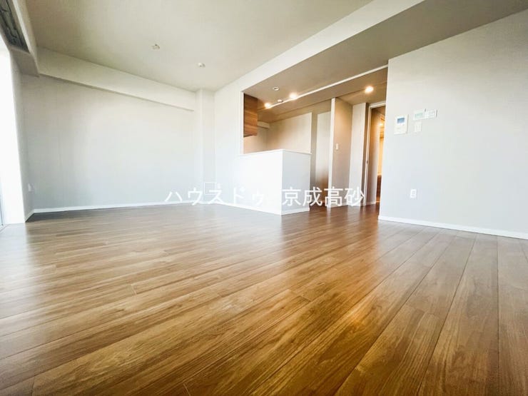 【リビング】
広々としたLDKは、家具のレイアウトも自由自在なので、ご家族の理想のスペースが作り上げられます。素敵なインテリアに囲まれた、自分好みの空間を。