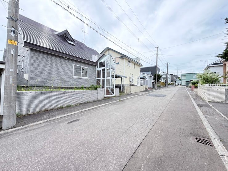 ☆前面道路幅員約8mで、お車の出し入れもスムーズ♪