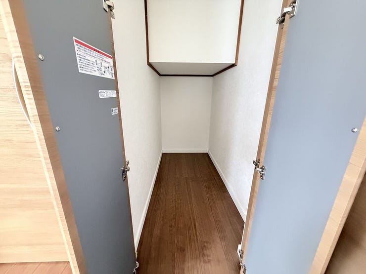 ☆日用品や掃除用品の収納に便利な階段下収納を備えています♪