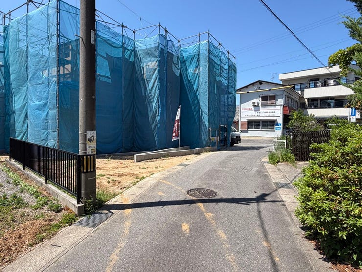東側前面道路です。軽自動車やコンパクトカーなど小回りの利くお車での通行が便利です。