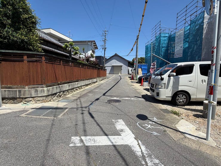 北側前面道路です。軽自動車やコンパクトカーなど小回りの利くお車での通行が便利です。