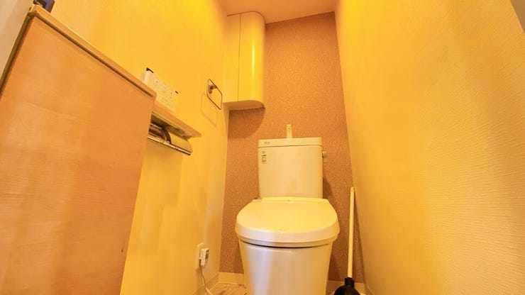 収納もあり清潔感溢れる綺麗なトイレです◎