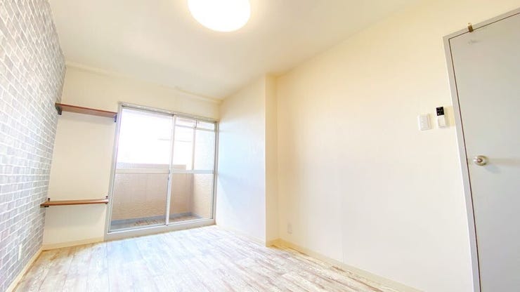 大きな窓から朝日が差し込み、目覚めのよい1日が迎えられそうです◎