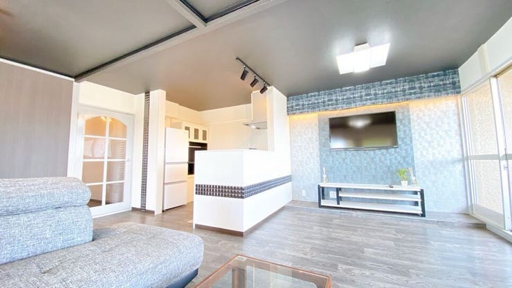 白をベースとした爽やかな明るい木目のリビングです。