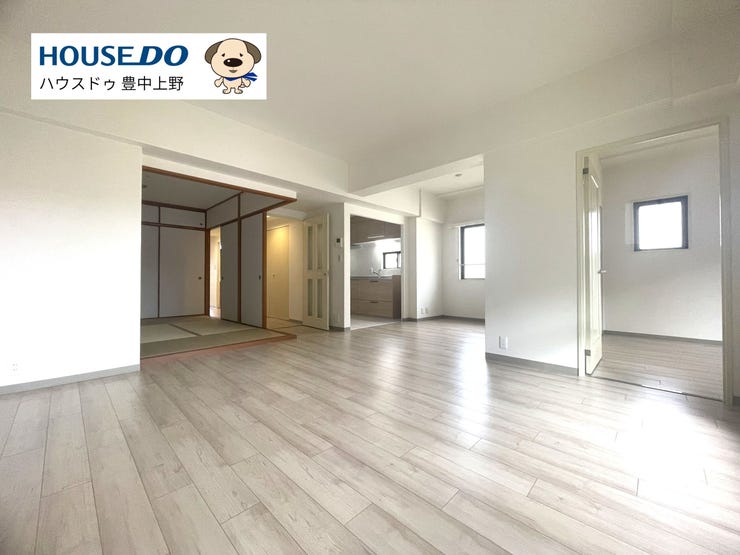 【外観】
広々16.8帖のLDK♪和室の扉を開放していただくと更に開放的な室内へと変身します!2面採光で明るく、しっかりリビング部分とダイニング部分を分けて頂ける作りとなっております♪