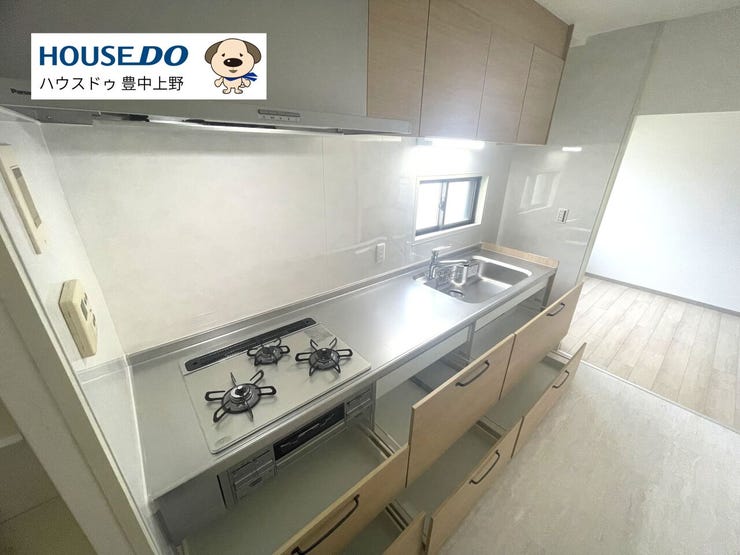 独立キッチン!作業台も広くお料理がしやすい!ガラストップコンロでお掃除も楽々です♪キッチン奥にはと扉があり、洗面室に繋がっています◎家事導線も◎