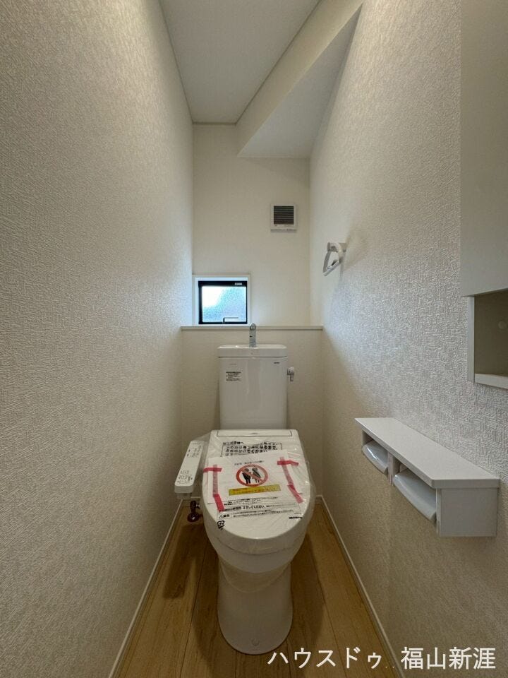 窓付きのトイレスペース。陽射し差し込む明るい空間となっております。また、換気環境も良好です。