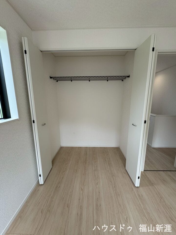 奥行きのある収納で大物もしまえます。オープンドアで引き出しやすい収納です。