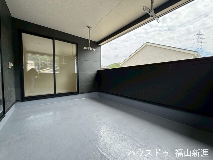 幅の広いバルコニーです。窓も広く、屋根が十分あるので急な雨でも急がず取り込めます。