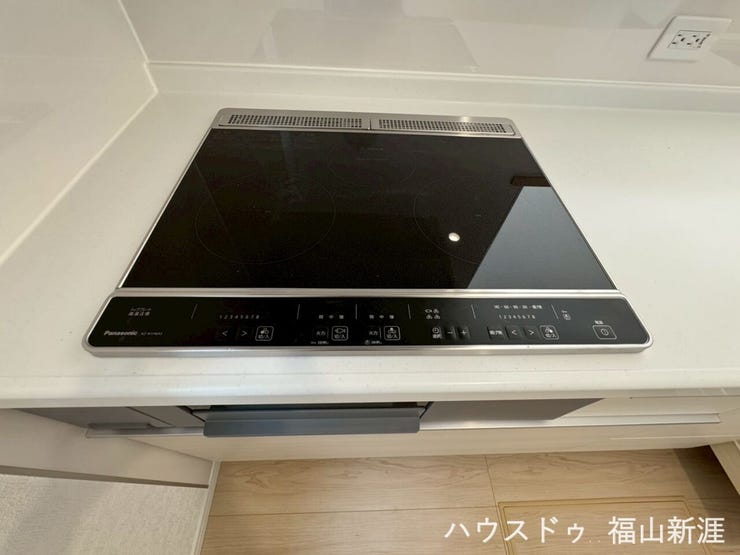 3口のIHがついています。火の消し忘れや、こぼした際の片づけもサッと拭くだけで簡単に済ますことができます。