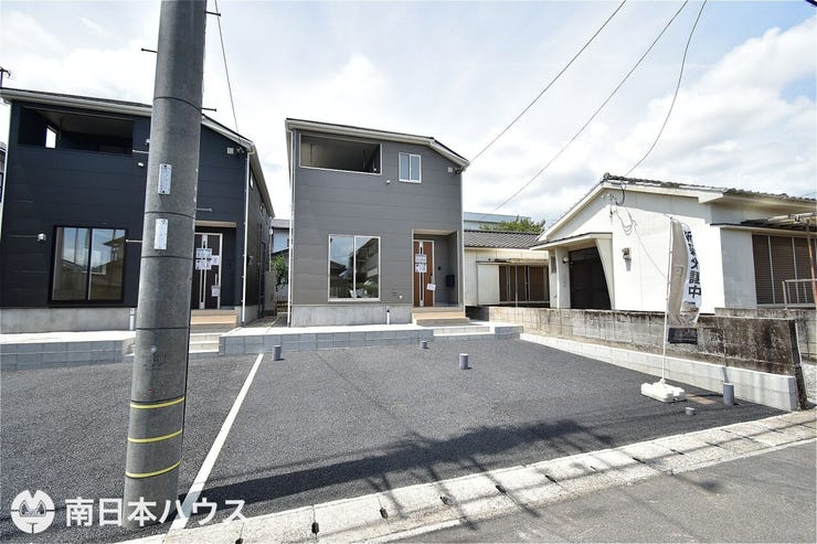 桜ヶ丘１丁目 新築戸建 桜ヶ丘１丁目／２区画 【外観】令和8年8月15日　撮影
駐車場の工事完了しました！内装の工事中ですがご内覧いただけます♪