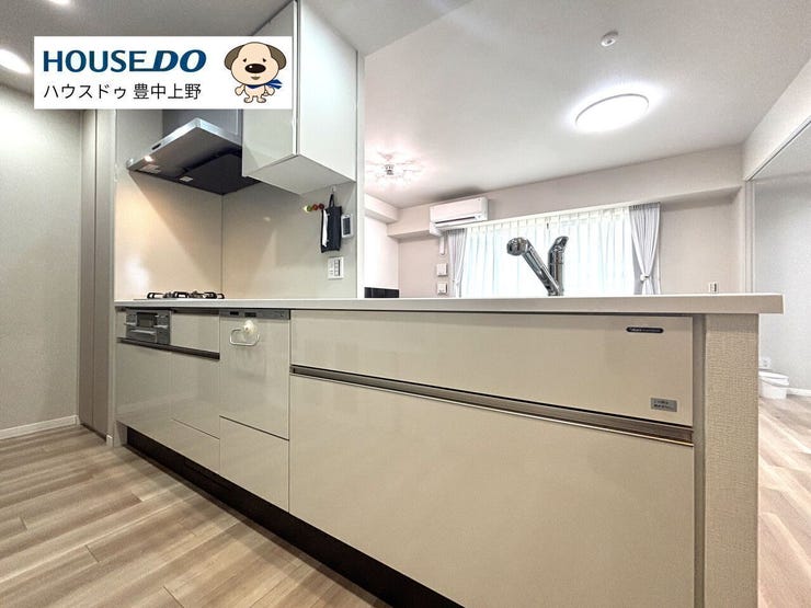 三口コンロ、食洗機、浄水器付きの広々カウンターキッチン!水回りも綺麗にお使いなため、そのままで十分に使用いただけます♪