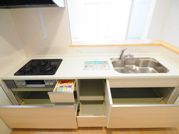 かさばる調理器具や食品ストックもスッキリ片づけられます
