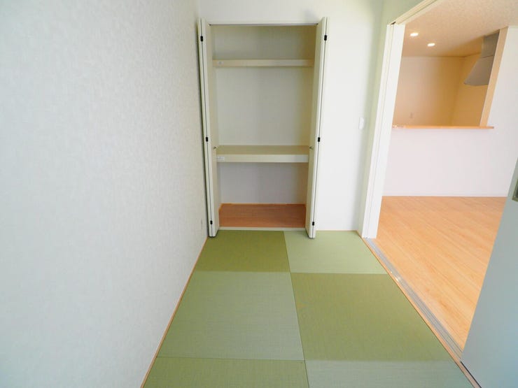 お子様の遊び場やお昼寝スペースとしてなど、和室を開放し広々とお使い頂けます。突然の来客時には戸を閉めて視線を遮る事も可能です。