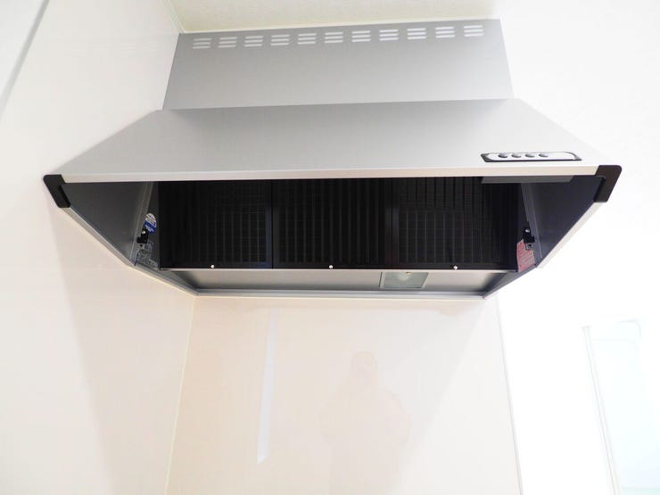 機能性やデザイン性にも優れた、使い心地の良い換気扇。汚れがつきにくくお手入れも簡単なので、キッチンワークもスムーズです。