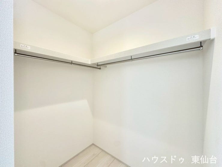 お洋服が一目瞭然のクロゼットです♪