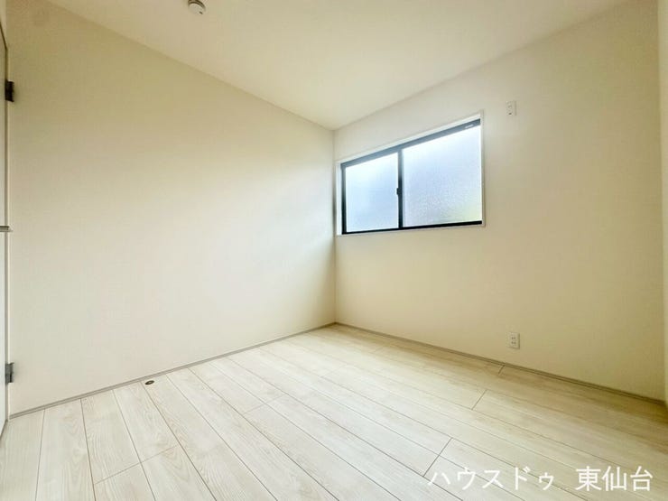 将来の思いがけない収納にも備えられそうですし、荷物が少なめの方はコワーキングスペースにしてもよさそうです♪