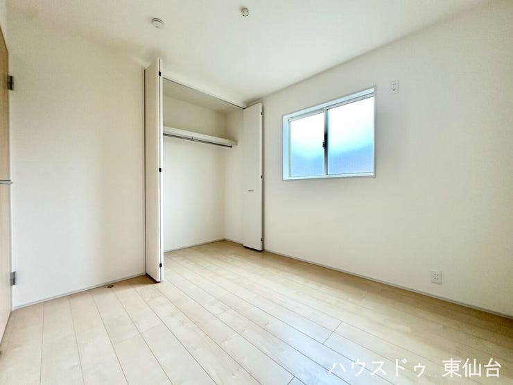 1階の洋室です♪お昼寝やお子様のお友達が来た時のお部屋や育児スペースなど、使い勝手のよいお部屋です♪