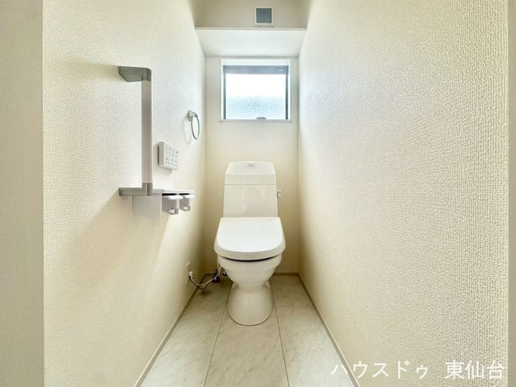 シンプルイズザベストトイレ♪もちろん温水洗浄便座付きです♪
控えめな小窓が断熱性も確保しながら、換気もできていつも清潔を保てますね♪