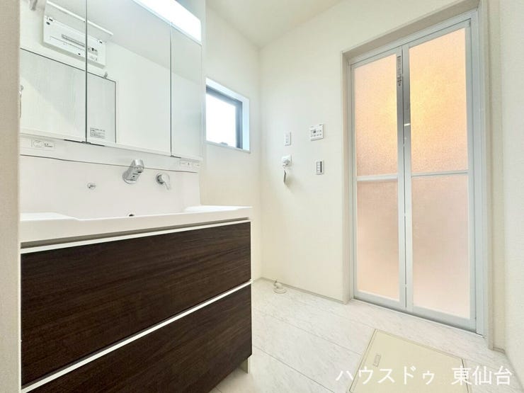 うれしい三面鏡♪小窓もついてじめじめしがちな水回りもきれいさっぱり快適に過ごせそうです♪