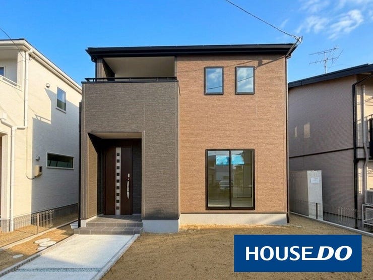 【外観】
駐車4台+広い庭スペースでアウトドア・家庭菜園・BBQも楽しめる、収納の多さが圧倒的な長期優良住宅が完成しました!